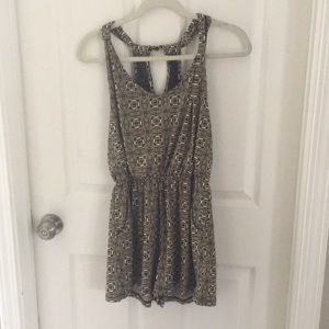 Romper, only worn once. Great condition!